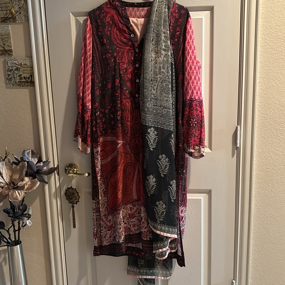 Pakistani and Indian outfits - Picture 8 of 10